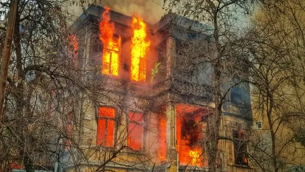 Bâtiment en flammes, ravagé par un violent incendie. Expert d'Assuré AR-BRAZ EXPERTISES gère les dossiers d'incendie pour les sinistrés. Bâtiment en flammes, ravagé par un violent incendie. Expert d'Assuré AR-BRAZ EXPERTISES gère les dossiers d'incendie pour les sinistrés.
