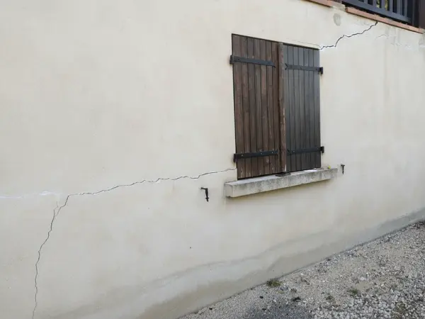 Façade extérieure de maison présentant des fissures. Expert d'Assuré AR-BRAZ EXPERTISES analyse l'origine et les désordres. Façade extérieure de maison présentant des fissures. Expert d'Assuré AR-BRAZ EXPERTISES analyse l'origine et les désordres.