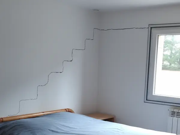 Fissure en escalier sur mur porteur d'habitation. L'Expert d'Assuré AR-BRAZ EXPERTISES analyse les désordres structurels et cause. Fissure en escalier sur mur porteur d'habitation. L'Expert d'Assuré AR-BRAZ EXPERTISES analyse les désordres structurels et cause.