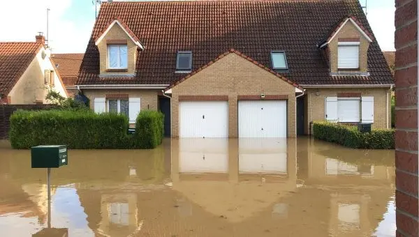 Maison submergée par une inondation. Expert d'Assuré AR-BRAZ EXPERTISES assiste pour dégât des eaux et reconnaissance catastrophe naturelle. Maison submergée par une inondation. Expert d'Assuré AR-BRAZ EXPERTISES assiste pour dégât des eaux et reconnaissance catastrophe naturelle.