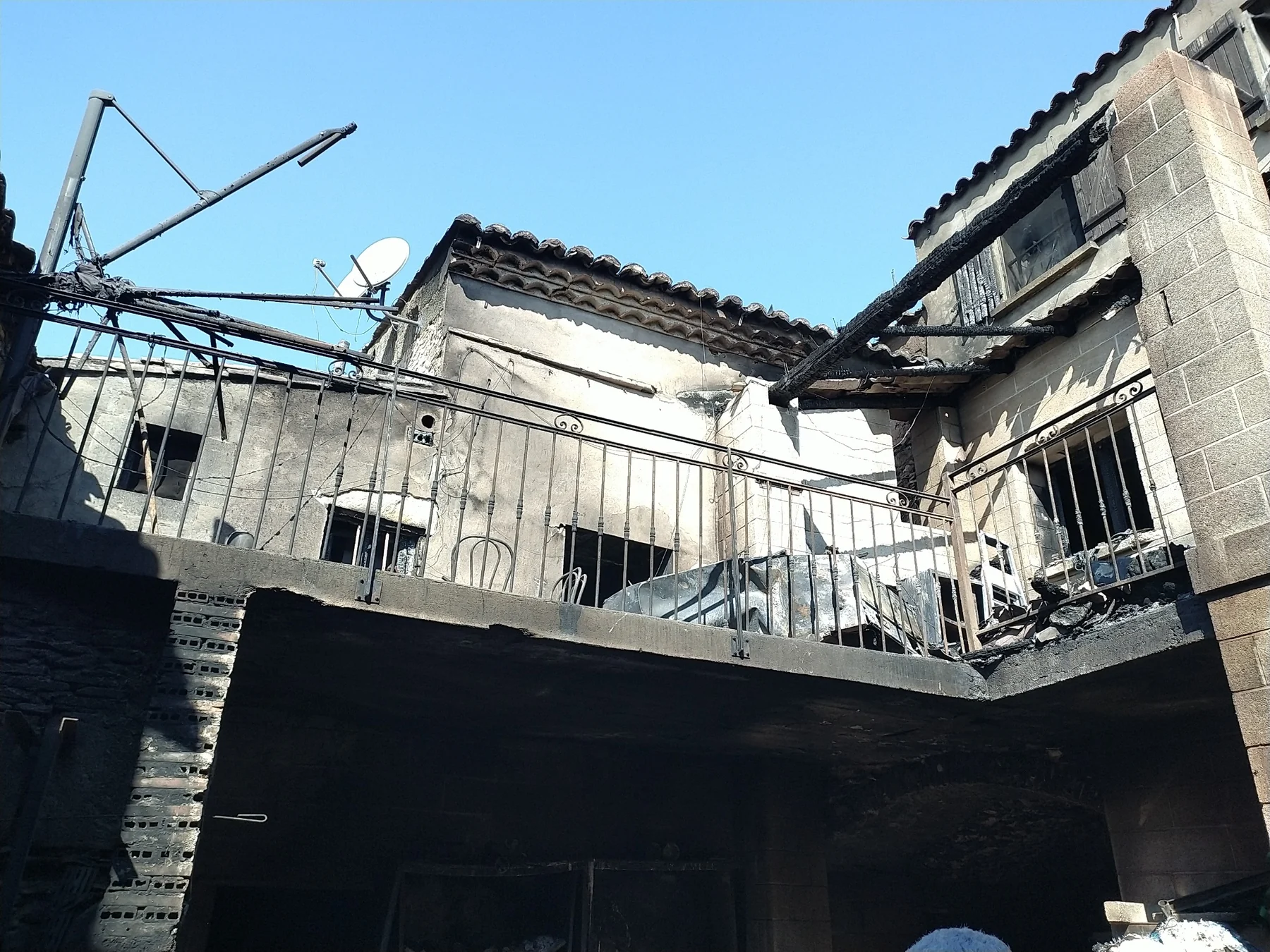 Dommages visibles sur une habitation après un sinistre incendie
